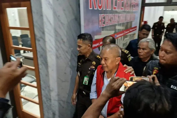 Usai Diperiksa Sebagai Tersangka, Arsan Latif Ditahan Langsung Kejati Jabar