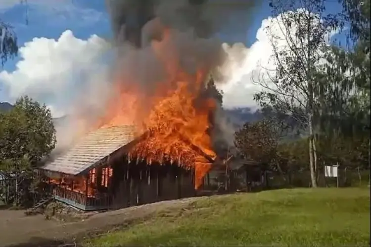 Viral Video KKB Bakar Sekolah di Distrik Okbap, Satgas Cartenz Buka Suara