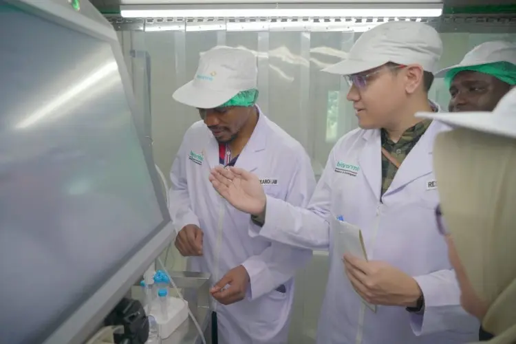 Sembilan Negara Delegasi OIC Comstech Fellowship Program Ikuti Pelatihan di Bio Farma dan UNPAD