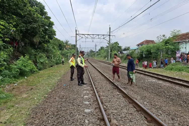 Berjalan Diatas Rel, Wanita Tanpa Identitas Tertabrak KRL Commuter