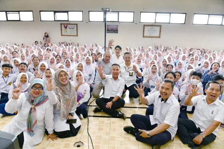 Bey Machmudin Tinjau Hari Ketiga MPLS di SMKN 1 Kota Bandung
