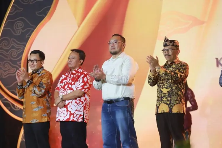 Gulirkan Program Besti, Bupati Bandung Dadang Supriatna Diganjar Penghargaan