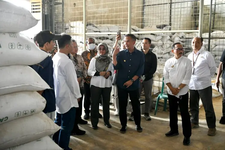 Biogas  Hasil Karya ITB Dihibahkan ke Koperasi, Bey Machmudin Resmikan PLTS