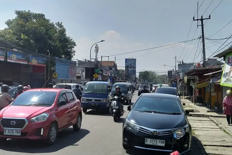 Parkir Liar di Depan SDIT Al Fatih Katapang Bikin Resah Pengguna Jalan di Kabupaten Bandung