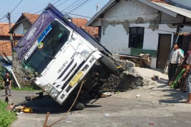 Truk Bermuatan Kopi Terguling di Lembang Lantaran Patuhi Arahan Google Maps