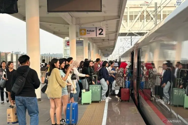 Puluhan Ribu Penumpang Padati Kereta Api di Wilayah Bandung