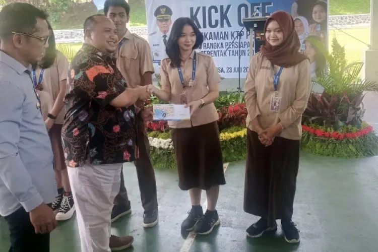 Sukseskan Pilkada Serentak 2024, Disdukcapil Gencar Lakukan Perekaman e-KTP Pemula di Sekolah-sekolah