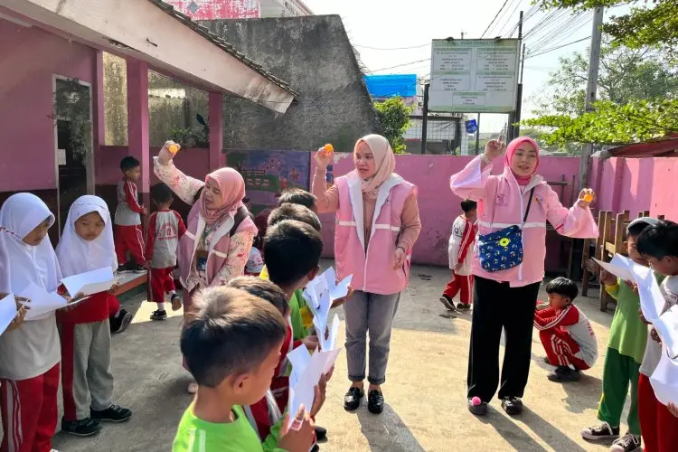 Peringati Hari Anak Nasional, Srikandi PLN Icon Plus berbagi keceriaan di SDN Bojongloa 2 Rancaekek Kabupaten Bandung