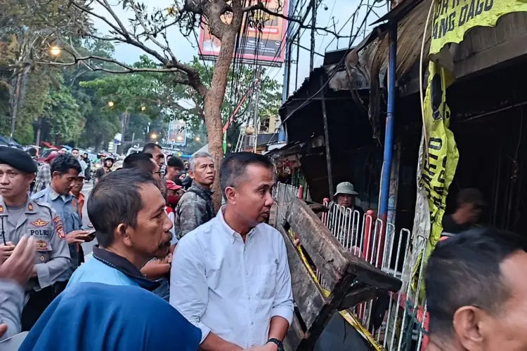 Bey Machmudin Tinjau Kebakaran di Pasar Simpang Dago