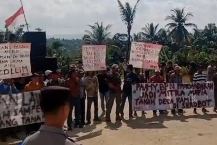 Lahan Desa Diserobot Mafia Tanah, Warga Desa Sukaresik Geruduk Kantor Kecamatan Hingga BPN