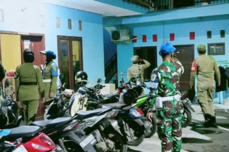 Lagi Enak-enaknya, Puluhan Pasangan Mesum di Karawang Digerebek Petugas