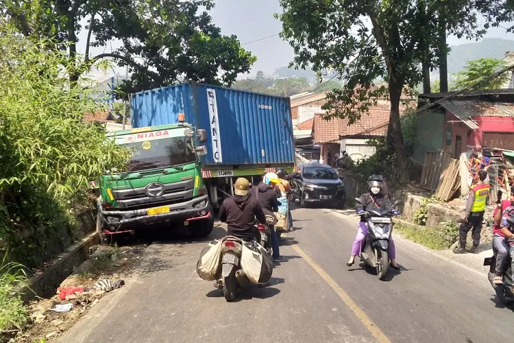 Truk Kontainer Terperosok di Tanjakan Cantilan Kutawaringin Bikin Macet Jalan Raya Soreang-Cipatik