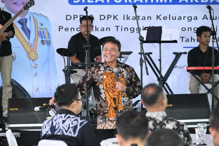 Herman Suryatman Diwisuda sebagai Doktor Ilmu Pemerintahan