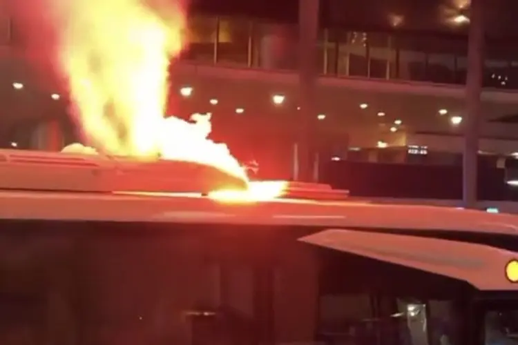 Viral Bus Damri Jadi Sasaran Petasan Flare Saat Iring-iringan Kemenangan Timnas U-19 di Bundaran HI
