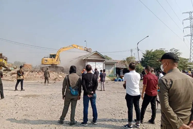 Yang Lain Ngapain Aja? Baru Wahyu Mijaya yang Bisa Rubuhkan Warung Remang-remang Goa Macan