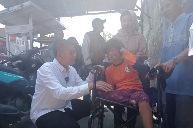 Sonny Salimi Berikan Bantuan Kursi Roda Bantu Anak Meningitis 