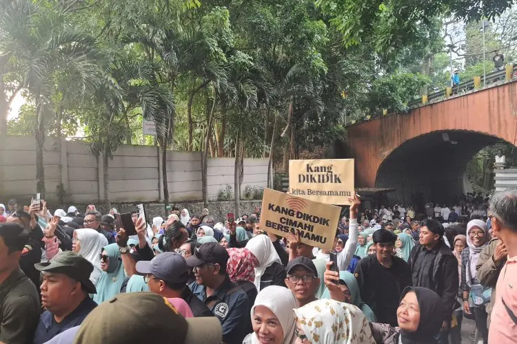 Resmi Pamit, Dikdik Suratno Nugrahawan Disambut Ribuan Massa di Depan Gerbang Pemkot Cimahi
