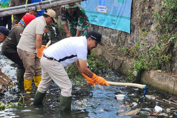 Pemkab Garut Gelar Aksi Bersih-bersih Sampah di Sungai Perkotaan