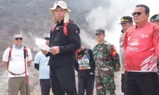 Peringati HUT ke-79 RI, Asmawa Tosepu Kibarkan Merah Putih di Kawah Ratu Gunung Salak 