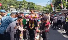 Anggotanya Pensiun, Personel Polrestabes Bandung Rame-rame Antar ke Luar Gerbang
