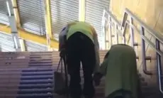 Viral Aksi Petugas Keamanan KAI Bantu Lansia Naiki Tangga di Stasiun Gondangdia Jadi Sorotan Netizen