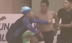 Viral Detik-detik Guru Olahraga Wanita Ditendang Alat Vitalnya oleh Pelatih Renang Pria hingga Pingsan ke Kolam