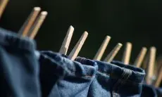 Cuci Baju Hitam Kinclong Tanpa Detergen, Cuma Pakai 1 Bahan Dapur Aja!