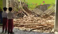 Atap SDN Dahniar Ambruk, Ratusan Siswa Terpaksa Belajar di Ruang Perpustakaan