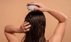 Tips Bilas Rambut Sendiri agar Kulit Kepala Sehat dan Rambut Berkilau