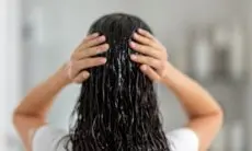 7 Kesalahan Rambut Ketika Basah yang Dapat Merusak