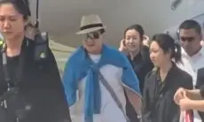 Viral Video Jackie Chan Tolak Dipayungi Petugas Saat Tiba di Jakarta