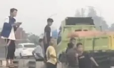 Bikin Resah, Sekelompok Anak Diam di Pinggir Tol Demi Tunggu Suara Klakson Telolet Bus