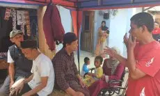 Kisah Keluarga Difabel Asal Cikalongwetan KBB, Bertahan Hidup Menjadi Buruh Pemotong Basreng