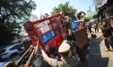 Satpol PP Kota Bandung Tertibkan PKL dan Bangunan Liar di Sekitar Rumah Dinas Gubernur Jabar