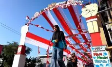 FOTO: Sambut HUT ke-79 RI, Warga Hiasi Jalan Dengan Ornamen Merah Putih