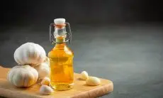 6 Cara Mudah untuk Dapatkan Rambut Kuat dan Berkilau dengan Minyak Bawang Putih