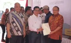 Bupati Dadang Supriatna Serahkan Sertipikat Tanah Kepada Masyarakat