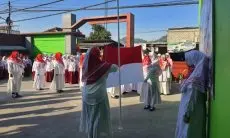 Emak-emak di MI Baiturrahim Cimahi Mendadak jadi Petugas dan Pengibar Bendera