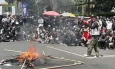 Teriakan Revolusi Menggema di DPRD, Mahasiswa Bandung Marah Akal-akalan Rezim Jokowi