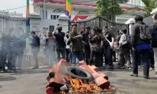 Lemparan Botol Warnai Aksi Penolakan Revisi UU Pilkada di DPRD Jabar
