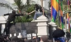 Gerombolan Berbaju Hitam Coba Paksa Masuk Gedung DPRD Jabar