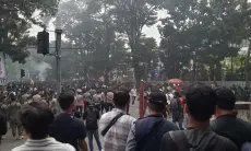 Sambil Bershalawat, Ratusan Peserta Aksi Masih Bertahan di Kantor DPRD Jabar Hingga Petang Ini