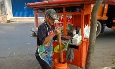 Cerita Lansia Penjual Rujak di Cimahi, Bertahan Demi Hidupi Anak Cucu