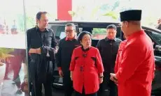 Ziarah Khusyuk Megawati Soekarnoputri ke makam Taufiq Kiemas dan Fatmawati Soekarno
