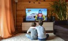 Ubah Smartphone Jadi Remote Canggih! Panduan Lengkap Mengendalikan TV Android dengan Ponsel Anda