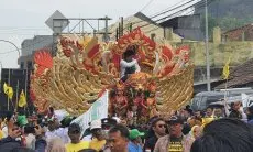 Daftar ke KPU KBB dengan Naik Sisingaan, Bapaslon Edun Siap Bertarung dengan Kontestan Artis