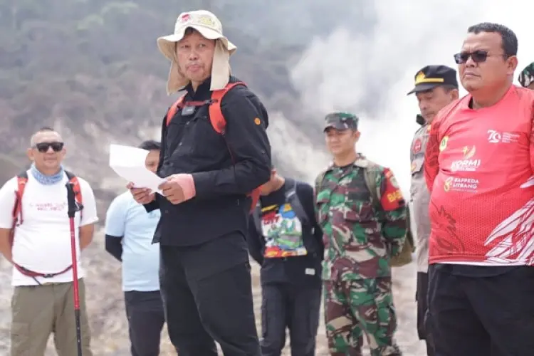 Peringati HUT ke-79 RI, Asmawa Tosepu Kibarkan Merah Putih di Kawah Ratu Gunung Salak 
