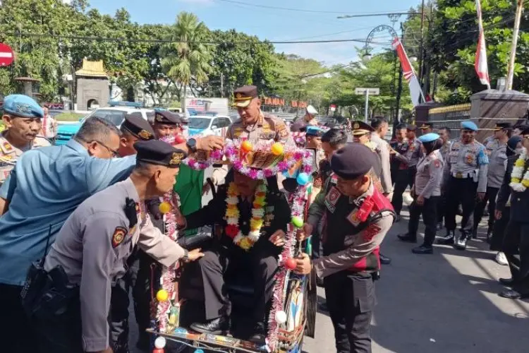 Anggotanya Pensiun, Personel Polrestabes Bandung Rame-rame Antar ke Luar Gerbang