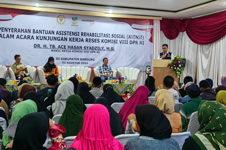Dorong Program Pemberdayaan, Kang Ace Salurkan Kembali Bansos Untuk Ratusan Warga di Bandung dan Bandung Barat