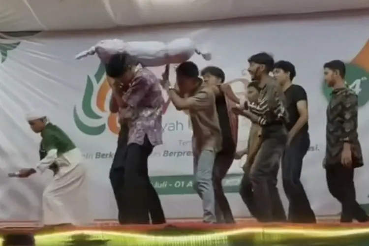 Bak Sinetron Azab, Viral Santri Tampilkan Drama Teatrikal 'Pocong Terbang' 